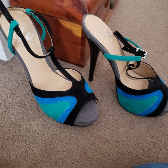 Sexy Carlos Santana Heels - Picture 3 of 3